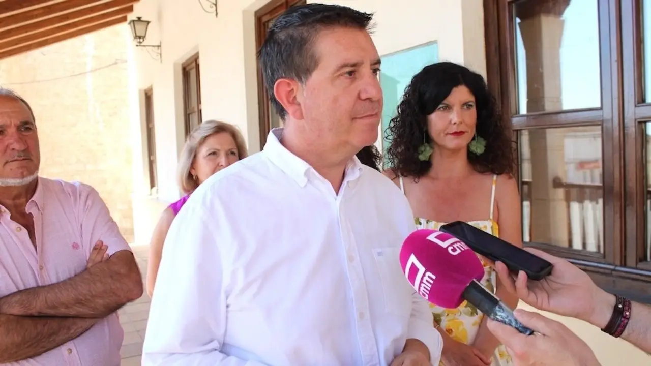 El secretario general del PSOE de Albacete, Santiago Cabañero, atendiendo a los medios este sábado en Barrax (Albacete)