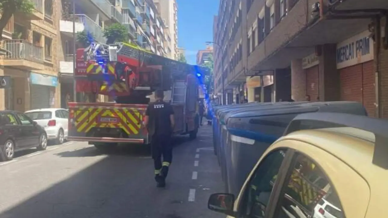 VIDEO. Una mujer entre la vida y la muerte tras caer a la calle desde un quinto piso