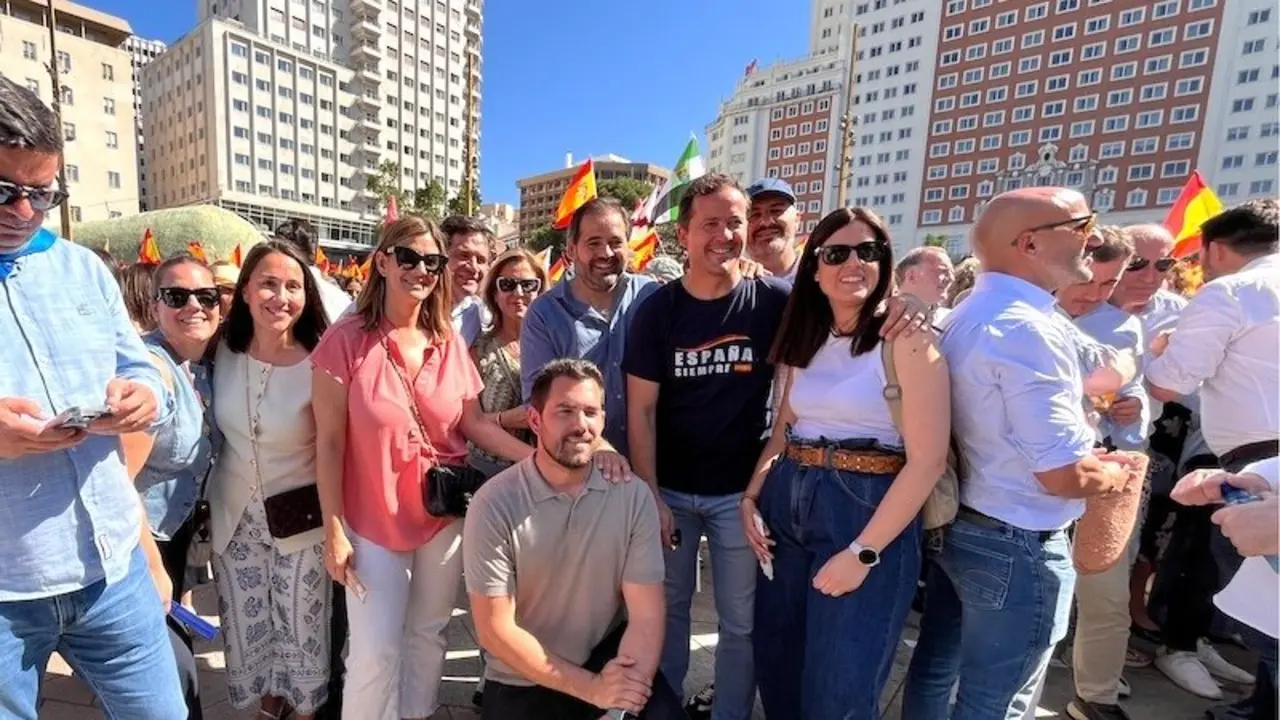 Dirigentes del PP de Castilla-La Mancha este domingo en la manifestación convocada este domingo en la Plaza de España de Madrid