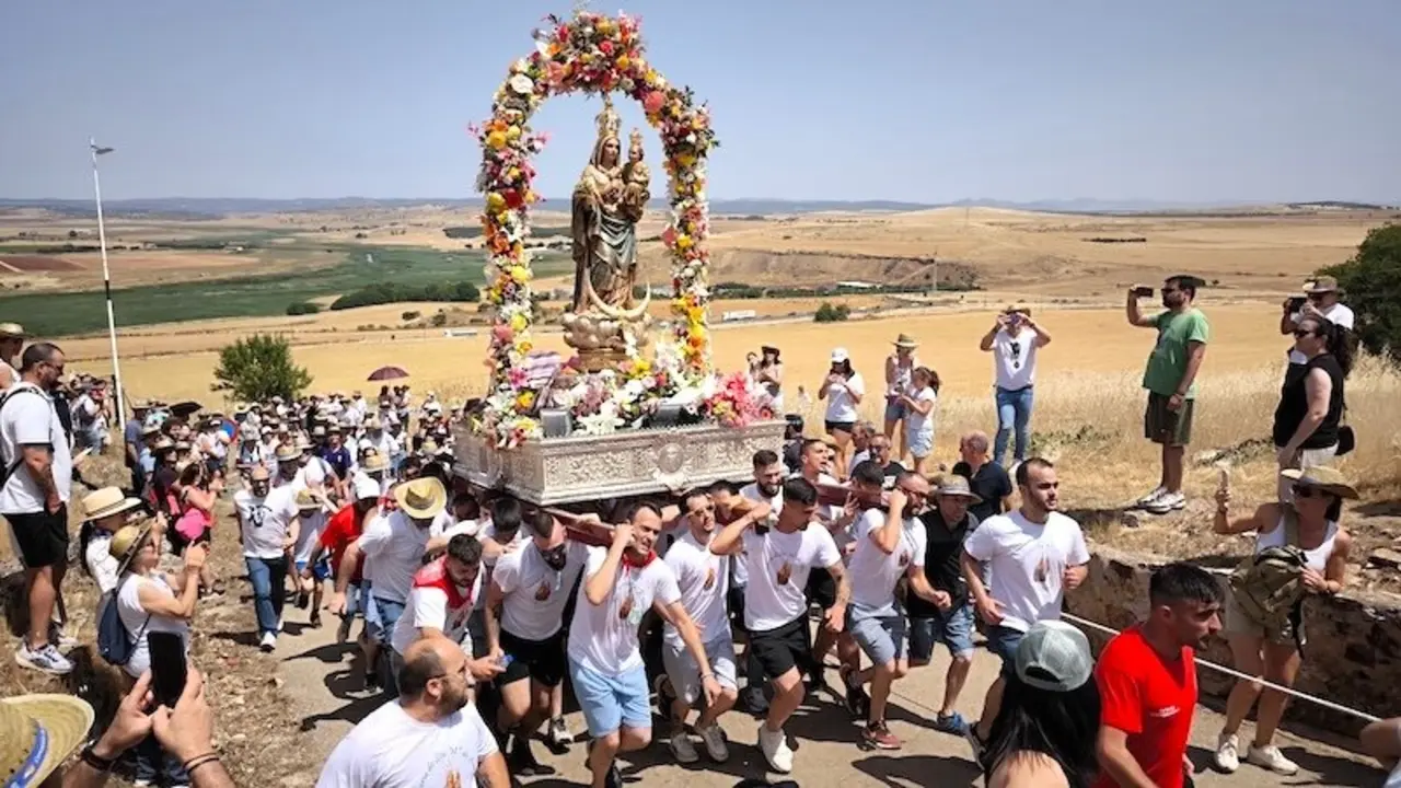 Miles de romeros acompañan a la Virgen de Alarcos en la tradicional subida a la Ermita