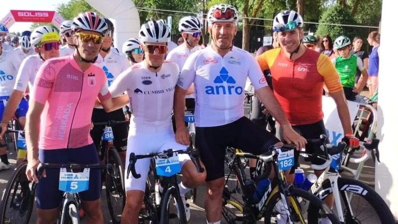 El director general de Juventud y Deportes del Gobierno de Castilla-La Mancha, Carlos Yuste (d), en la marcha cicloturista 'Paco Cerezo'