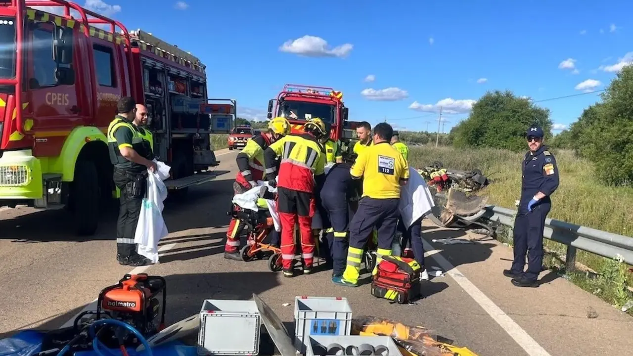 Imagen de archivo de un accidente de tráfico con un turismo implicado tras salirse de la vía