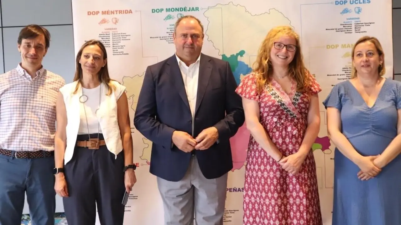 La Junta realiza una jornada de promoción de los vinos de la región en Valencia