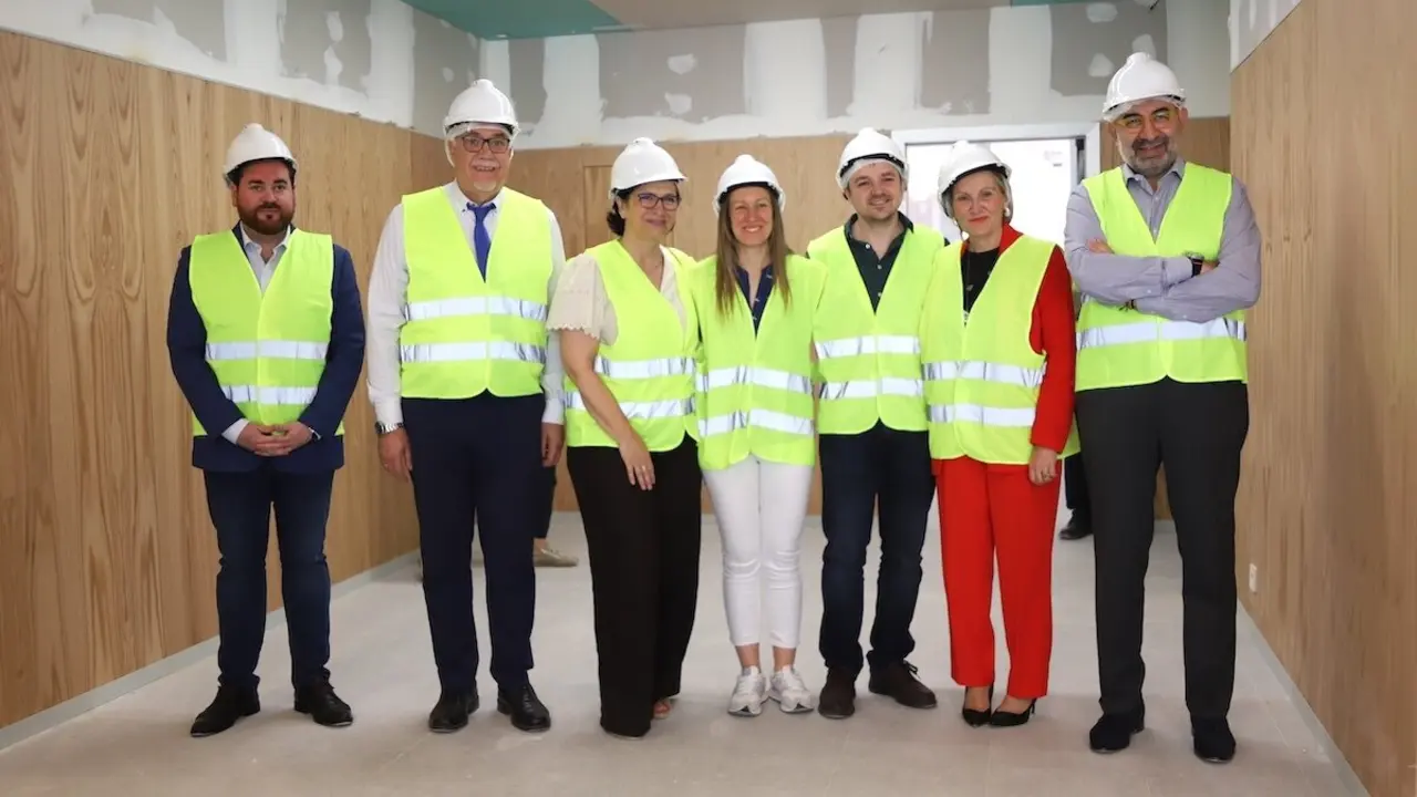 El consejero de Sanidad de Castilla-La Mancha, Jesús Fernández Sanz, durante la visita que ha realizado a las obras del nuevo centro de salud de Manzanares (Ciudad Real)