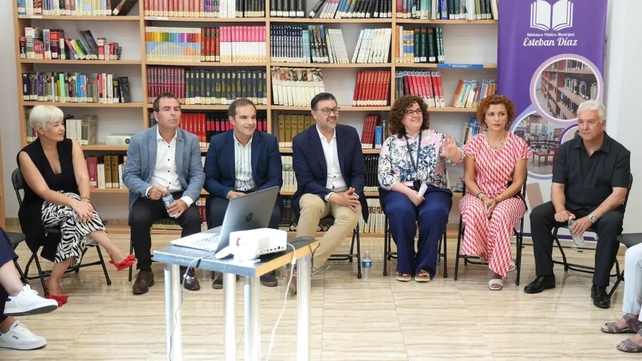 El consejero de Educación, Cultura y Deportes de Castilla-La Mancha, Amador Pastor, durante la visita que ha realizado a la biblioteca de Ugena (Toledo)