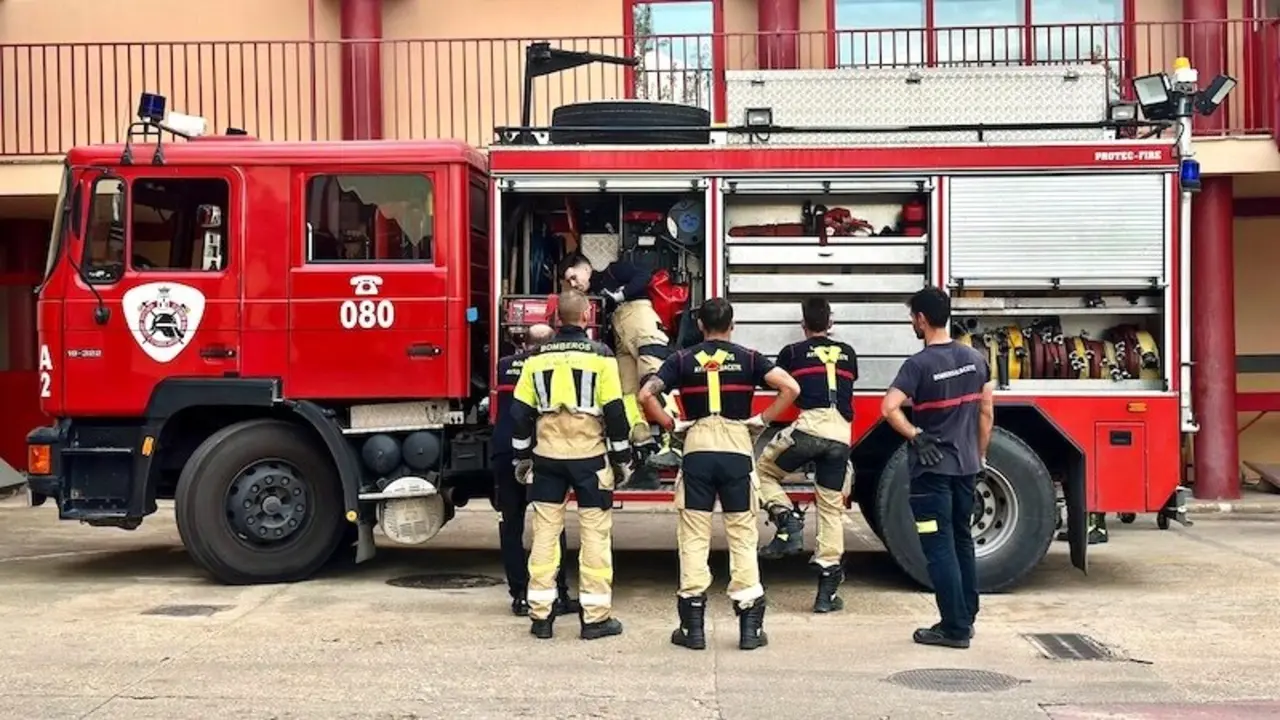 En la imagen de archivo una dotación de bomberos de Albacete, incendio, fuego, sepei,