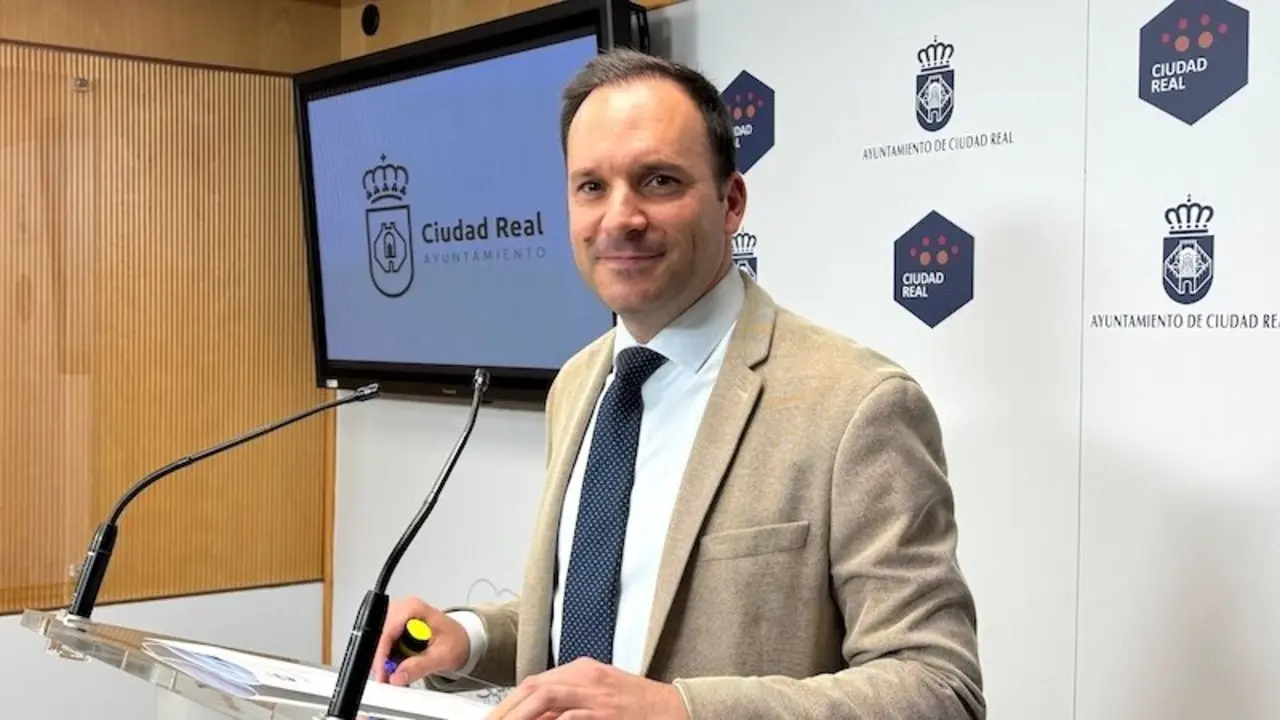 El portavoz del equipo de Gobierno del Ayuntamiento de Ciudad Real, Guillermo Arroyo, durante la rueda de prensa que ha ofrecido