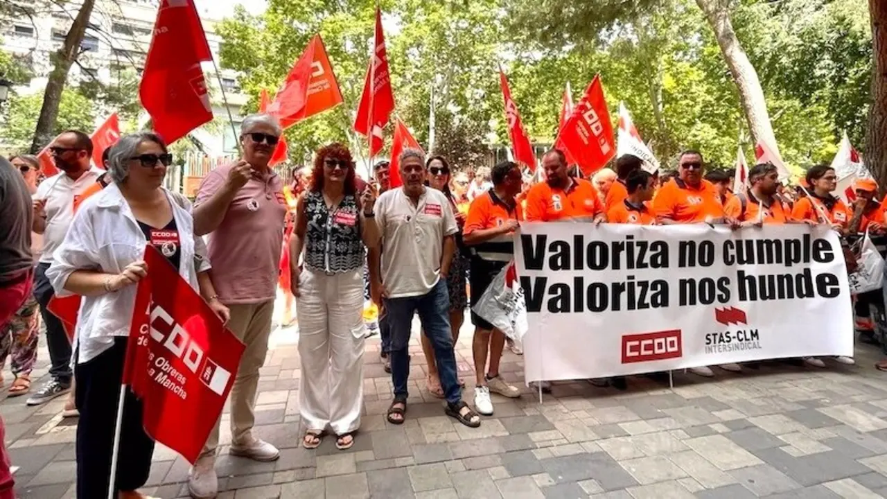 Los trabajadores del servicio de limpieza viaria y recogida de residuos de Albacete durante la concentración de este martes