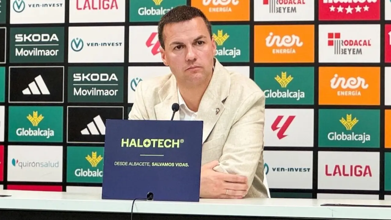 El vicepresidente y consejero delegado del Albacete Balompié, Víctor Varela, durante la rueda de prensa que ha ofrecido