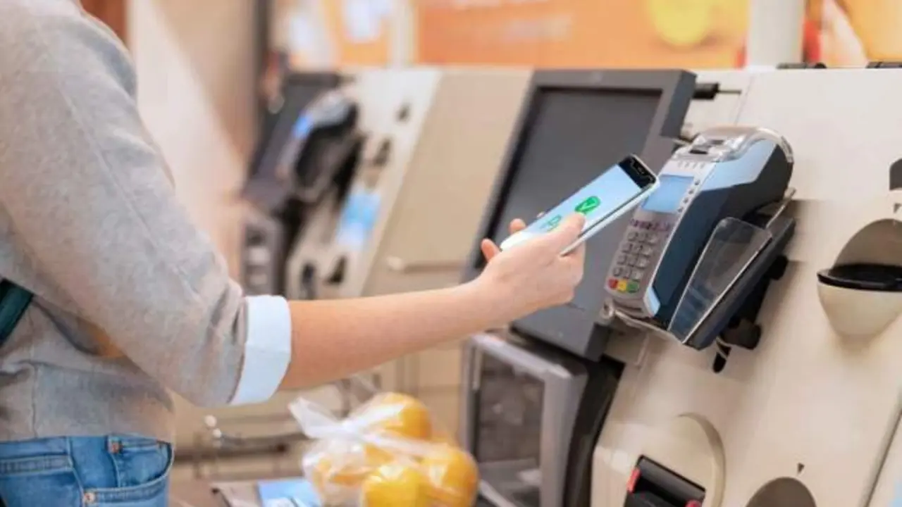 Pagas en el súper y te quedas sin dinero en minutos: así funciona la estafa de la tarjeta blanca