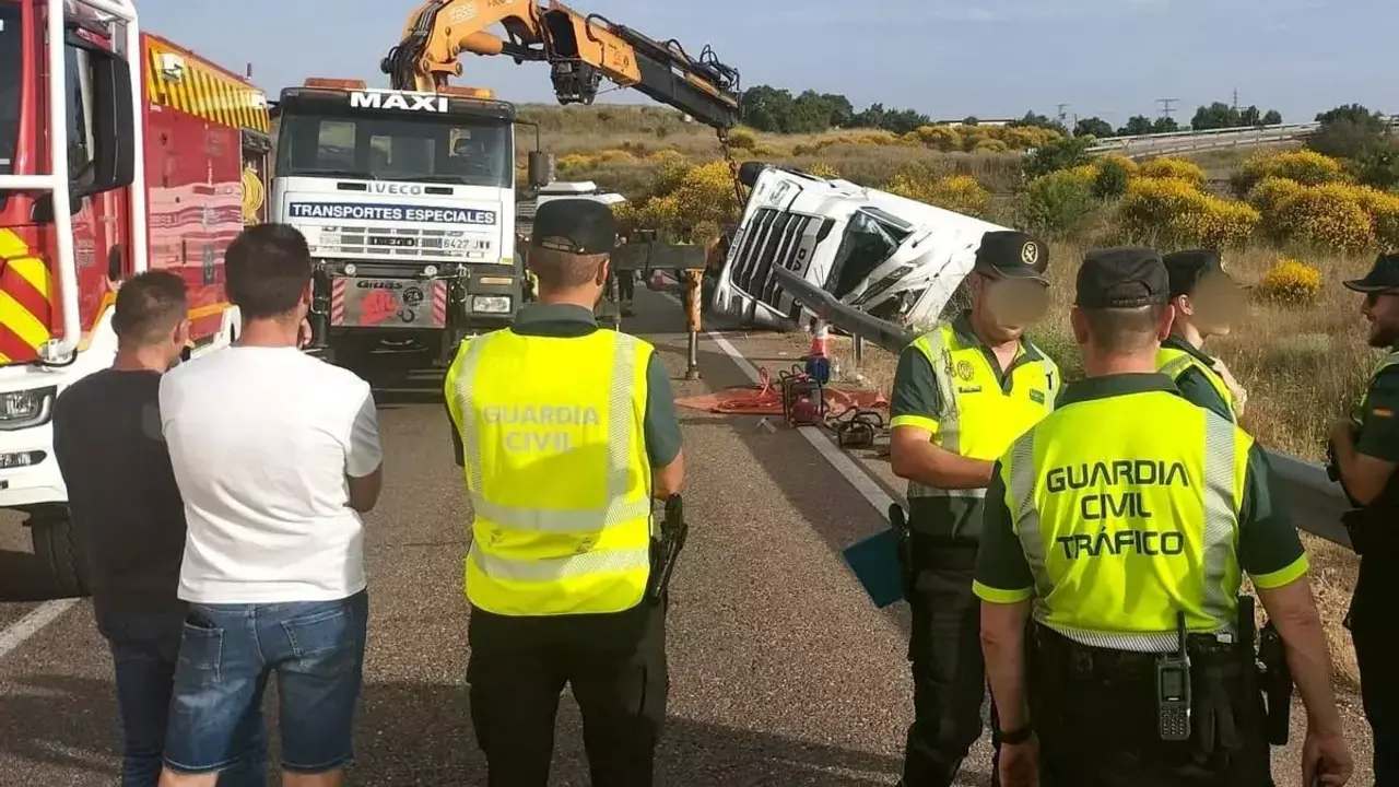 Muere un hombre al salirse de la vía el camión que conducía y quedar atrapado