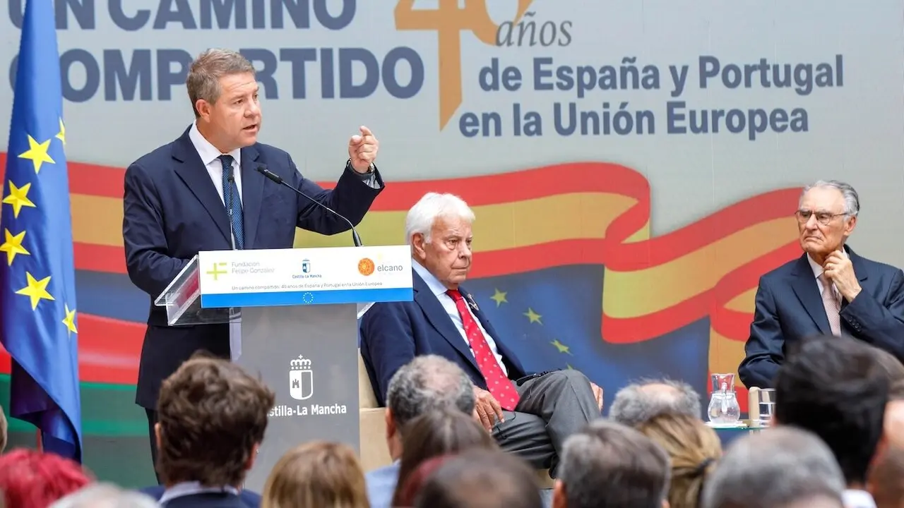 El presidente de Castilla-La Mancha, Emiliano García-Page, durante su intervención en el evento ‘Un camino compartido: 40 años de España y Portugal en la Unión Europea’, promovido por la Junta, la Fundación Felipe González y el Real Instituto Elcano