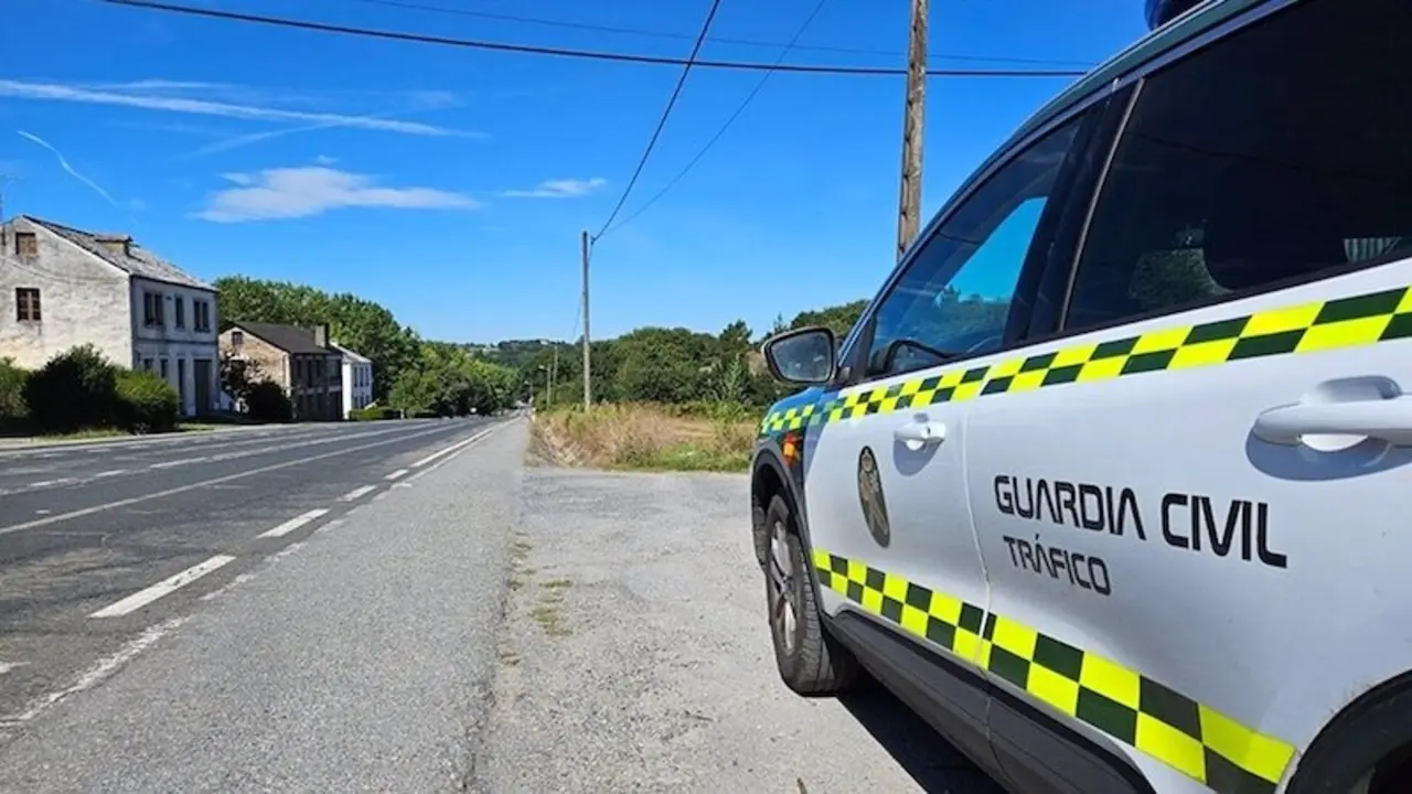 Muere un motorista arrollado por una máquina niveladora en un camino rural, guardia civil de tráfico