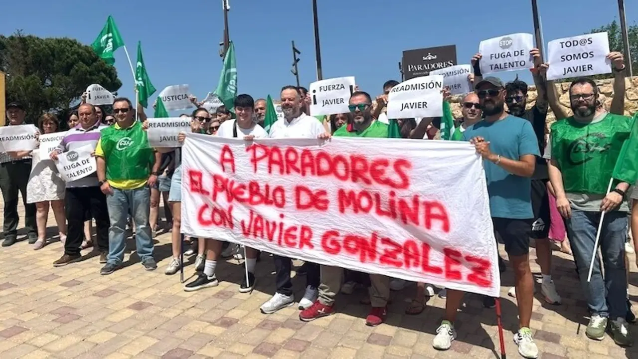 Se concentran ante el Parador de Molina de Aragón (Guadalajara) en apoyo de un trabajador despedido