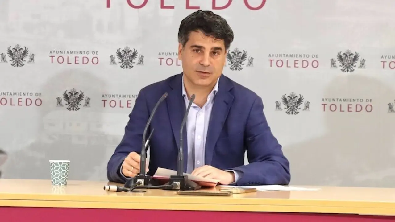 El portavoz del equipo de Gobierno del Ayuntamiento de Toledo, Juan José Alcalde, durante la rueda de prensa que ha ofrecido
