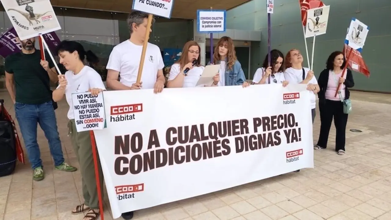 Nueva concentración de auxiliares del Museo Paleontológico que piden aplicar su convenio