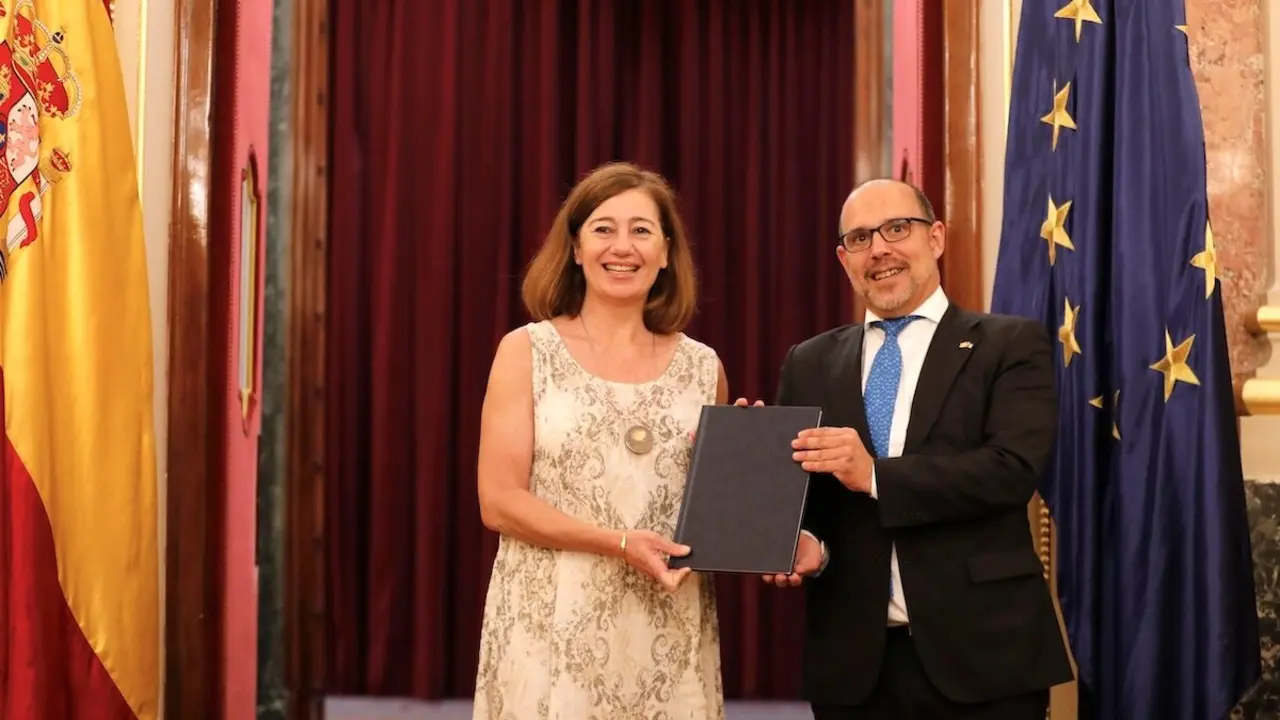 El presidente de las Cortes, Pablo Bellido, hace la entrega simbólica del nuevo Estatuto de Autonomía de Castilla-La Mancha a la presidenta del Congreso de los Diputados, Francina Armengol