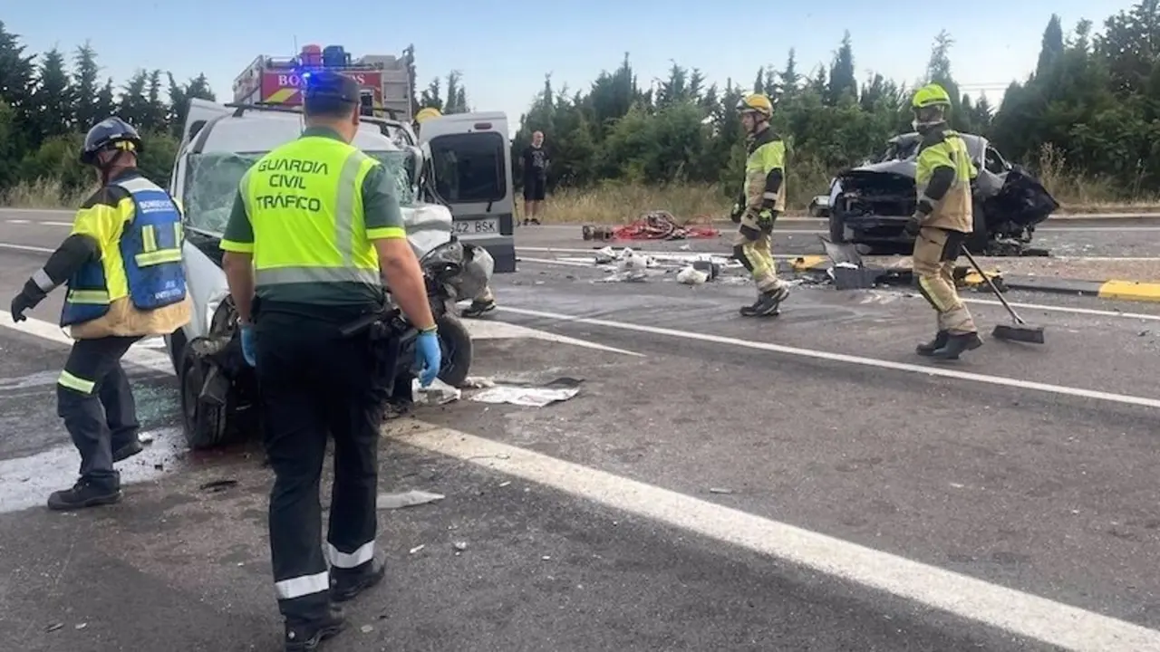 Muere una mujer y tres heridos en la colisión entre una furgoneta y un coche, choque, accidente de tráfico,