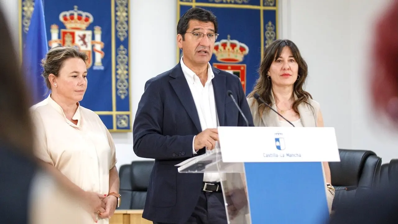 El vicepresidente segundo del Gobierno de Castilla-La Mancha, José Manuel Caballero, y la delegada de la Junta en la provincia de Ciudad Real, Blanca Fernández, informan, en rueda de prensa, de la acción del Gobierno regional