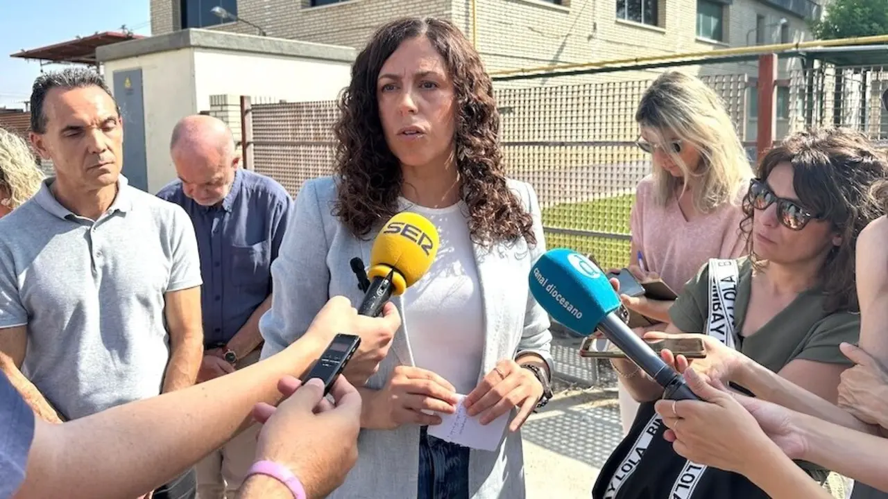 La portavoz del Grupo Municipal Socialista en el Ayuntamiento de Toledo, Noelia de la Cruz, atendiendo a los medios de comunicación este jueves