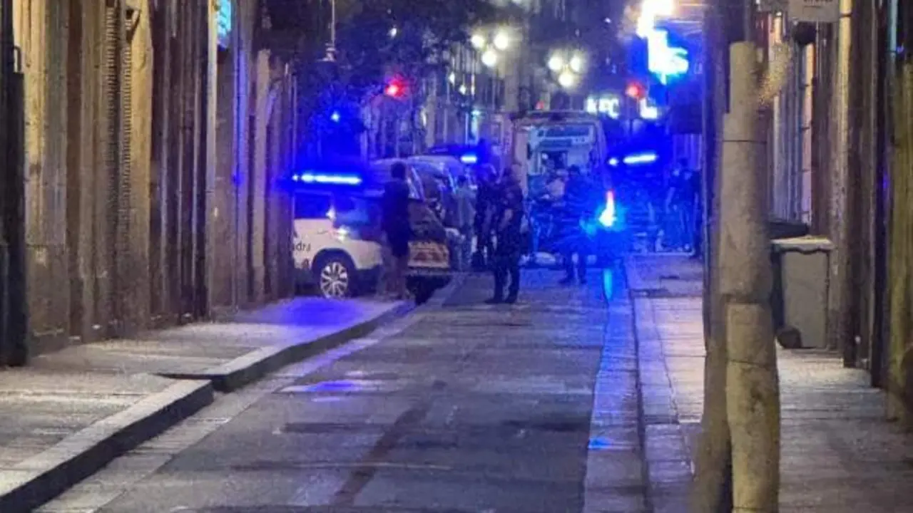 Atacan a navajazos a una pareja en plena calle: hay dos heridos y tres detenidos, reyerta, tiroteo, policía, cadáver,