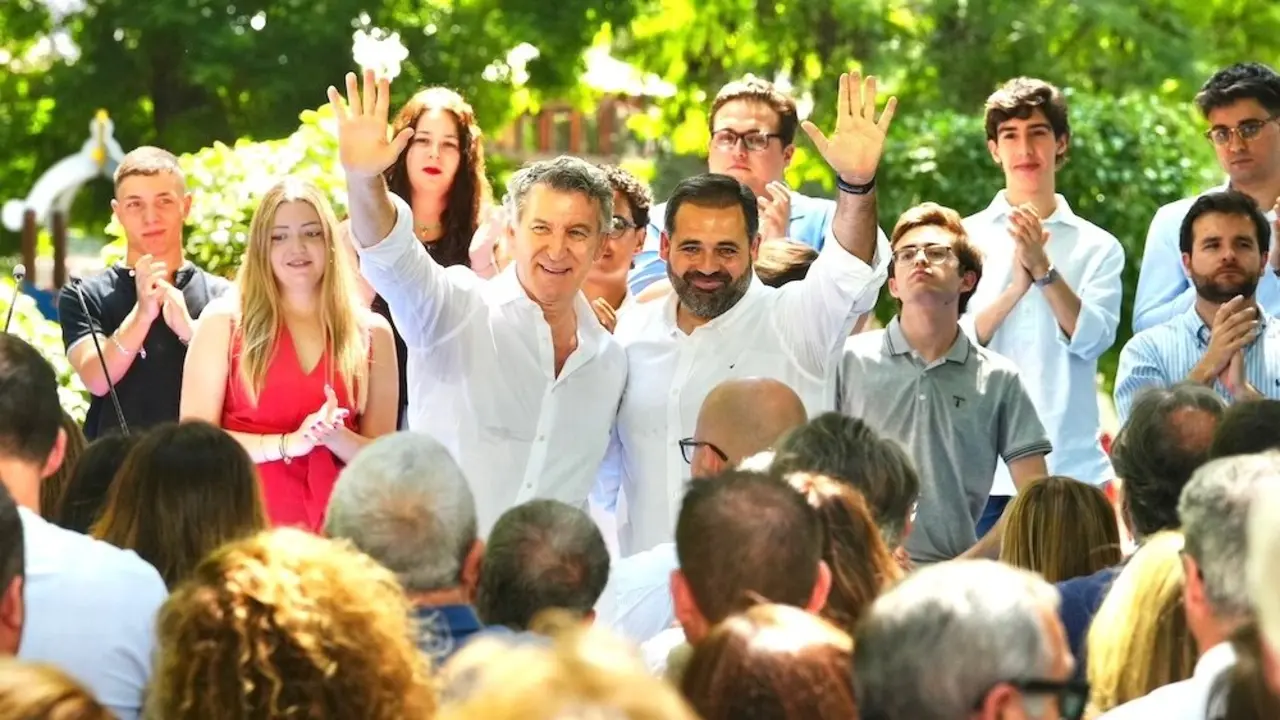 El presidente del PP, Alberto Núñez Feijóo, durante el acto público que ha compartido con el presidente del partido en Castilla-La Mancha, Paco Núñez, en la ciudad de Guadalajara