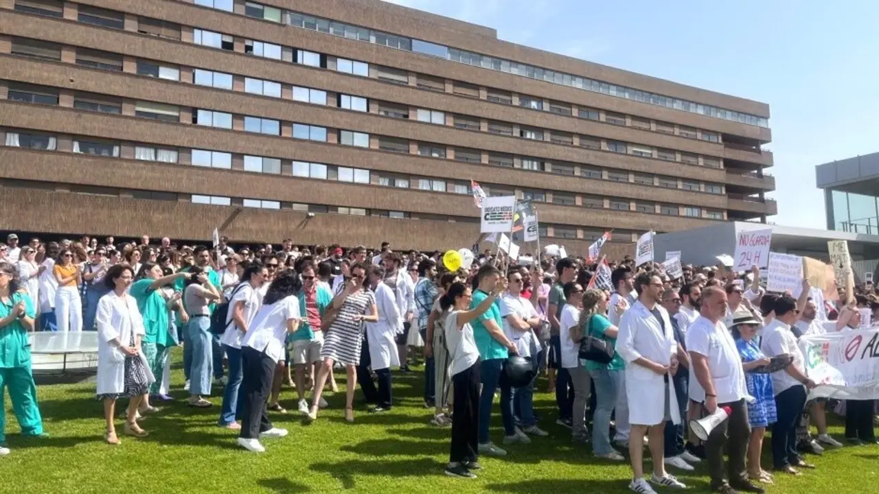 Los médicos, en huelga por el Estatuto Marco propuesto por el Ministerio de Sanidad. En la imagen la concentración a las puertas del Hospital General de Albacete - CMM