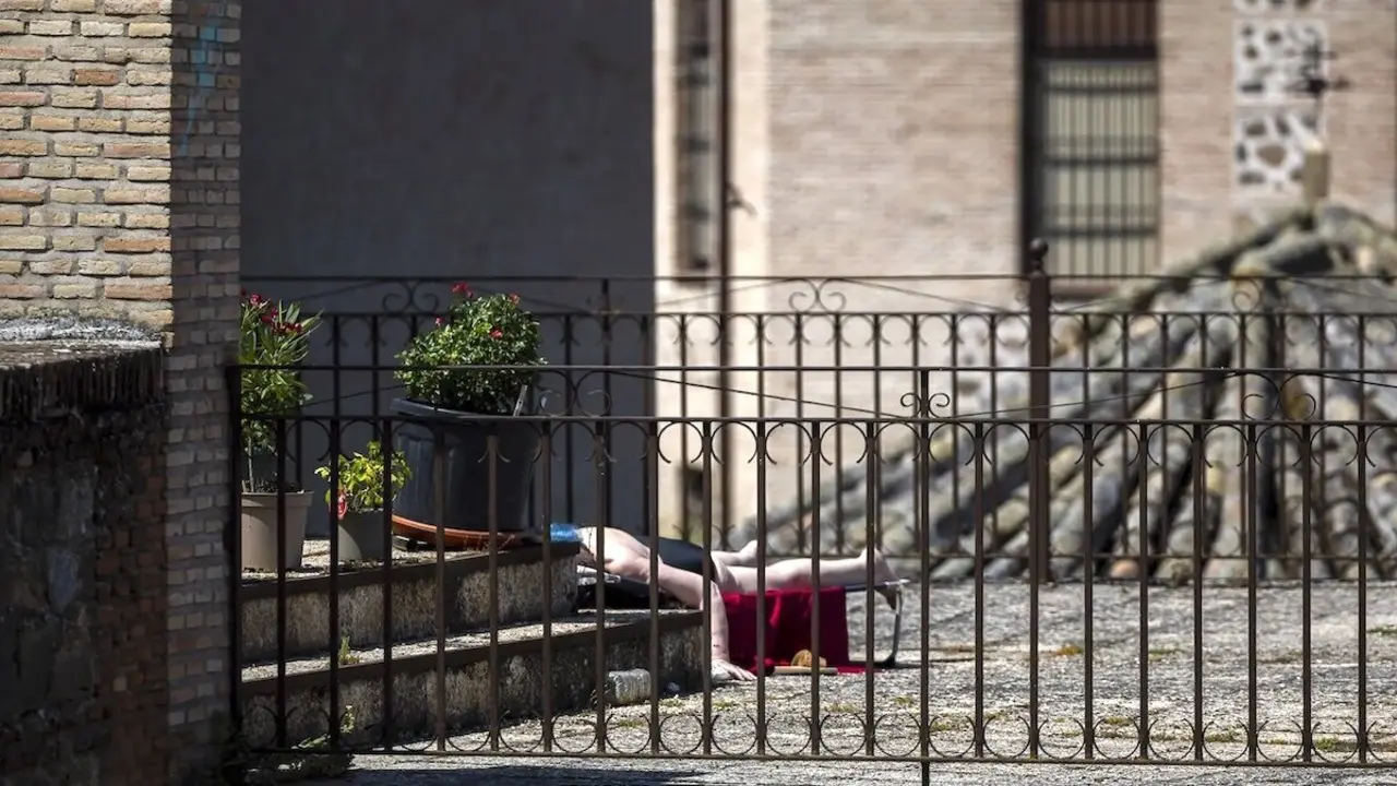 Una mujer toma el sol en una terraza en Toledo - EFE/Ismael Herrero