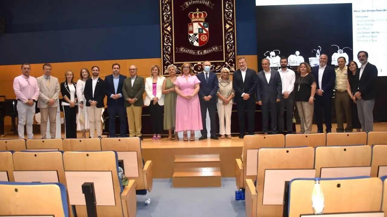 Imagen de familia del acto de homenaje a Antonio Pérez