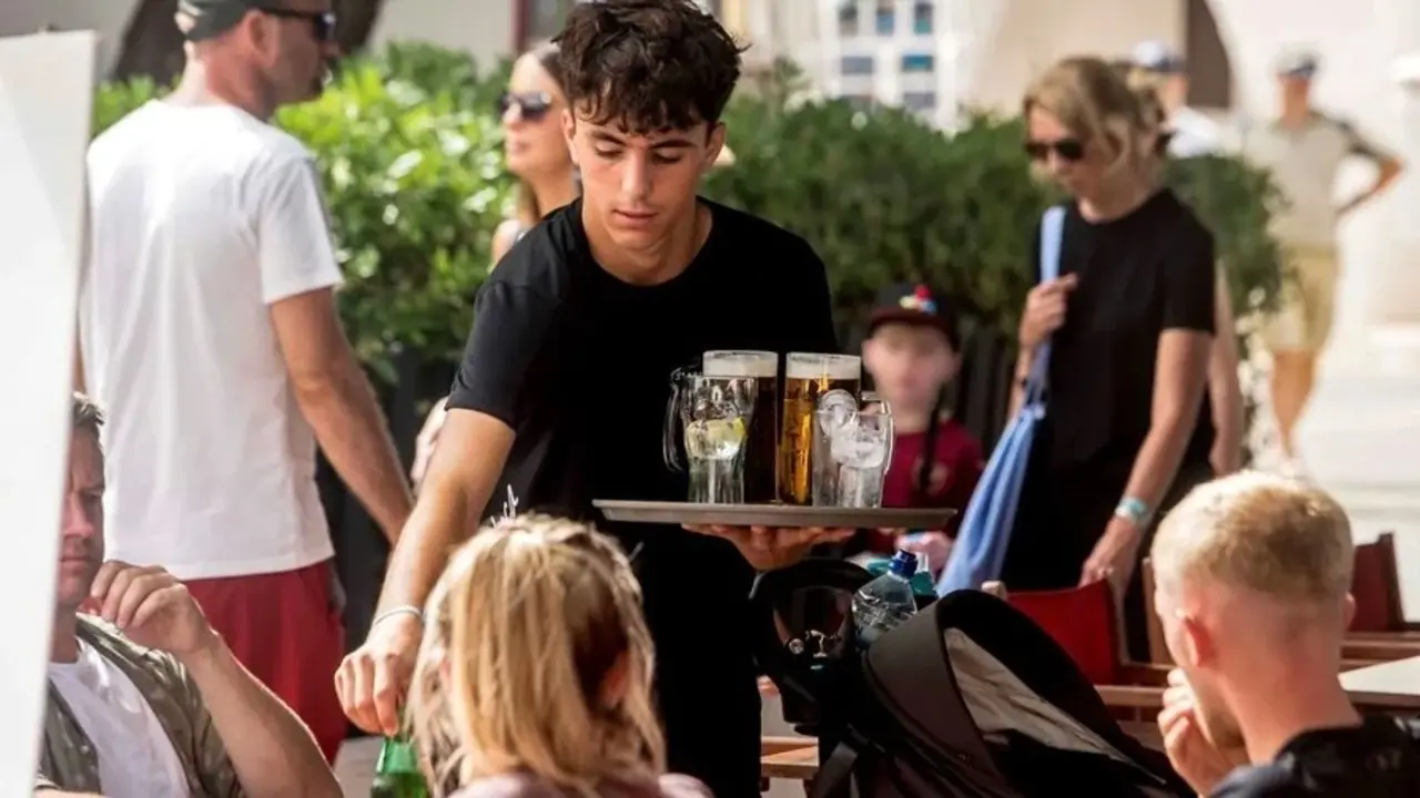 Imagen de archivo de un camarero atendiendo a clientes en una terraza, hostelería, empleo, salarios, trabajador, desempleo, EPA, parados, sector servicios,