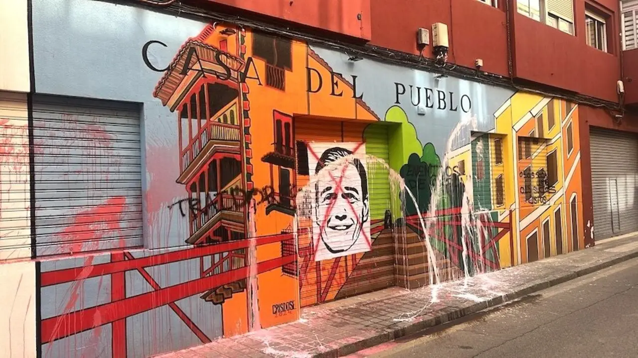 Vandalizan la sede del PSOE en la ciudad de Cuenca con pintadas en su fachada