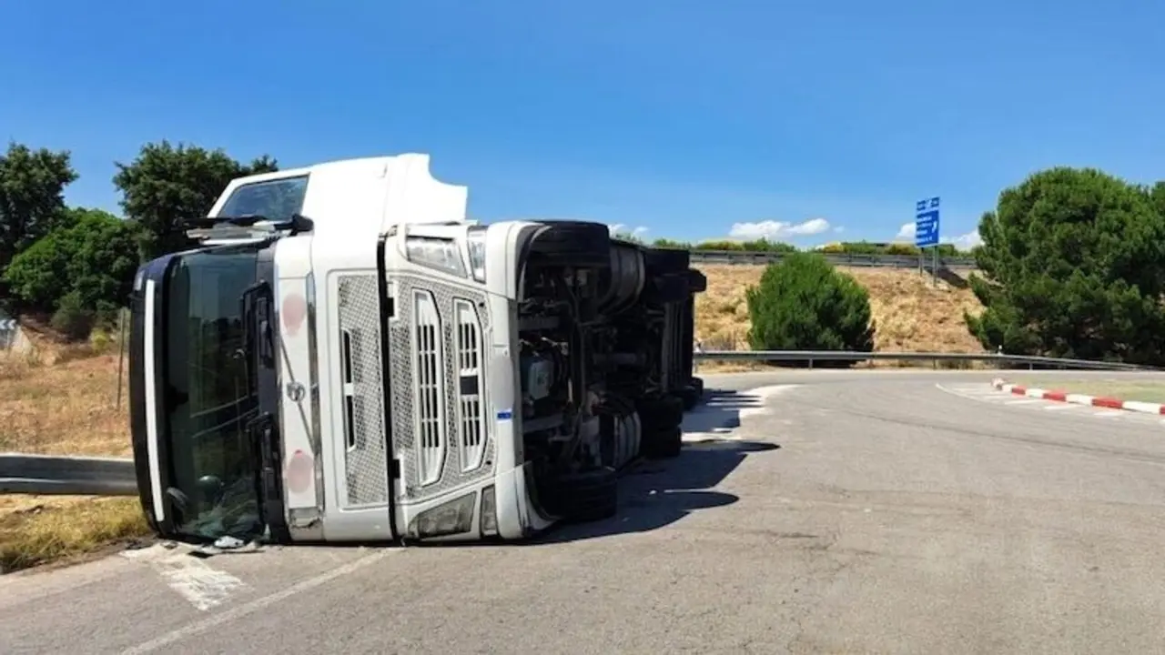 Imagen de archivo de un accidente de tráfico con un camión volcado