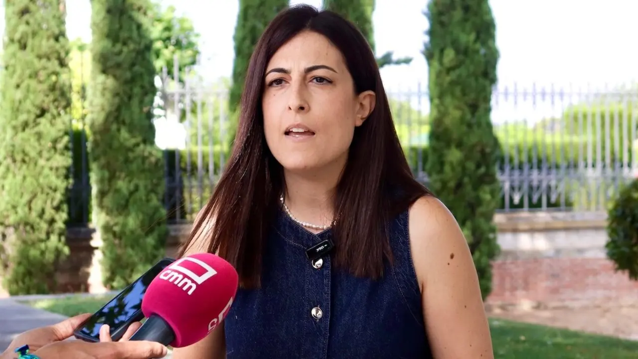La viceportavoz regional del PP de Castilla-La Mancha, María Patricio, atendiendo a los medios de comunicación este domingo en Guadalajara