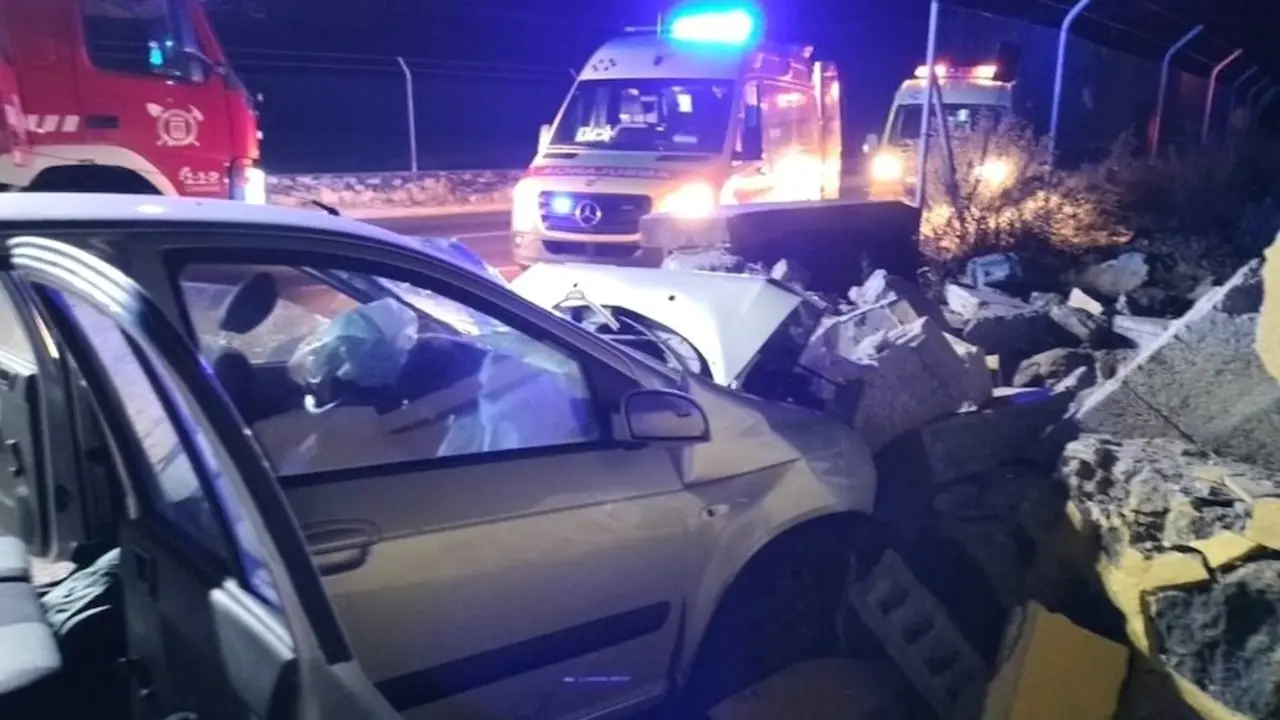 Muere una mujer y dos heridos al salirse un coche de vía y chocar con un muro, accidente de tráfico, choque, colisión, salida de vía,