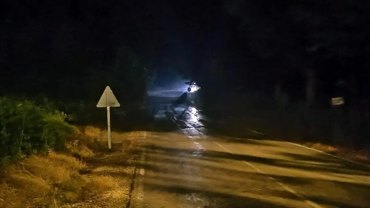 Las tormentas obligan al rescate de personas atrapadas por la crecida de los cauces fluviales de Arcos de la Sierra (Cuenca)
