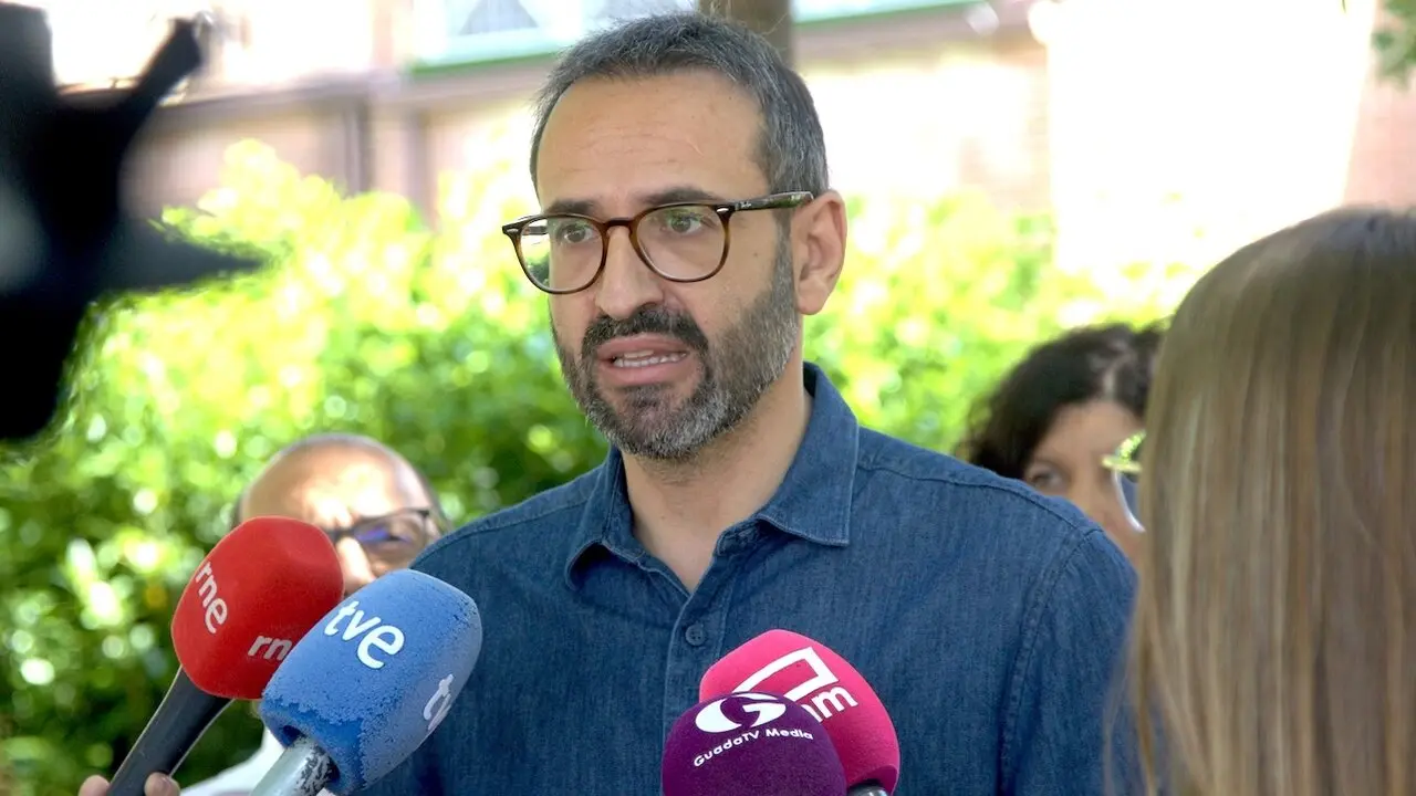 El secretario de Organización del PSOE de Castilla-La Mancha y diputado nacional, Sergio Gutiérrez, atendiendo a los medios de comunicación este lunes en Azuqueca de Henares (Guadalajara)