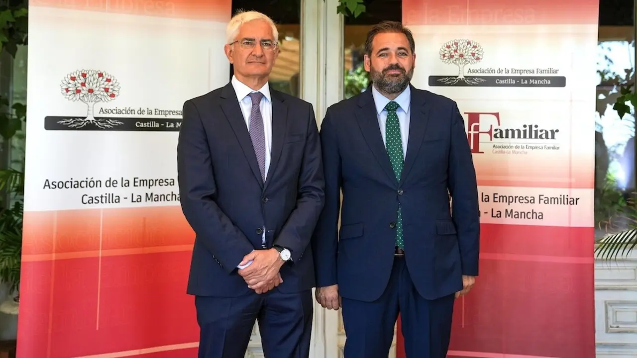El presidente de la Asociación de la Empresa Familiar de Castilla-La Mancha, Rafael Ruiz, y el presidente del PP de la región, Paco Núñez, momentos antes de la Asamblea de la Asociación