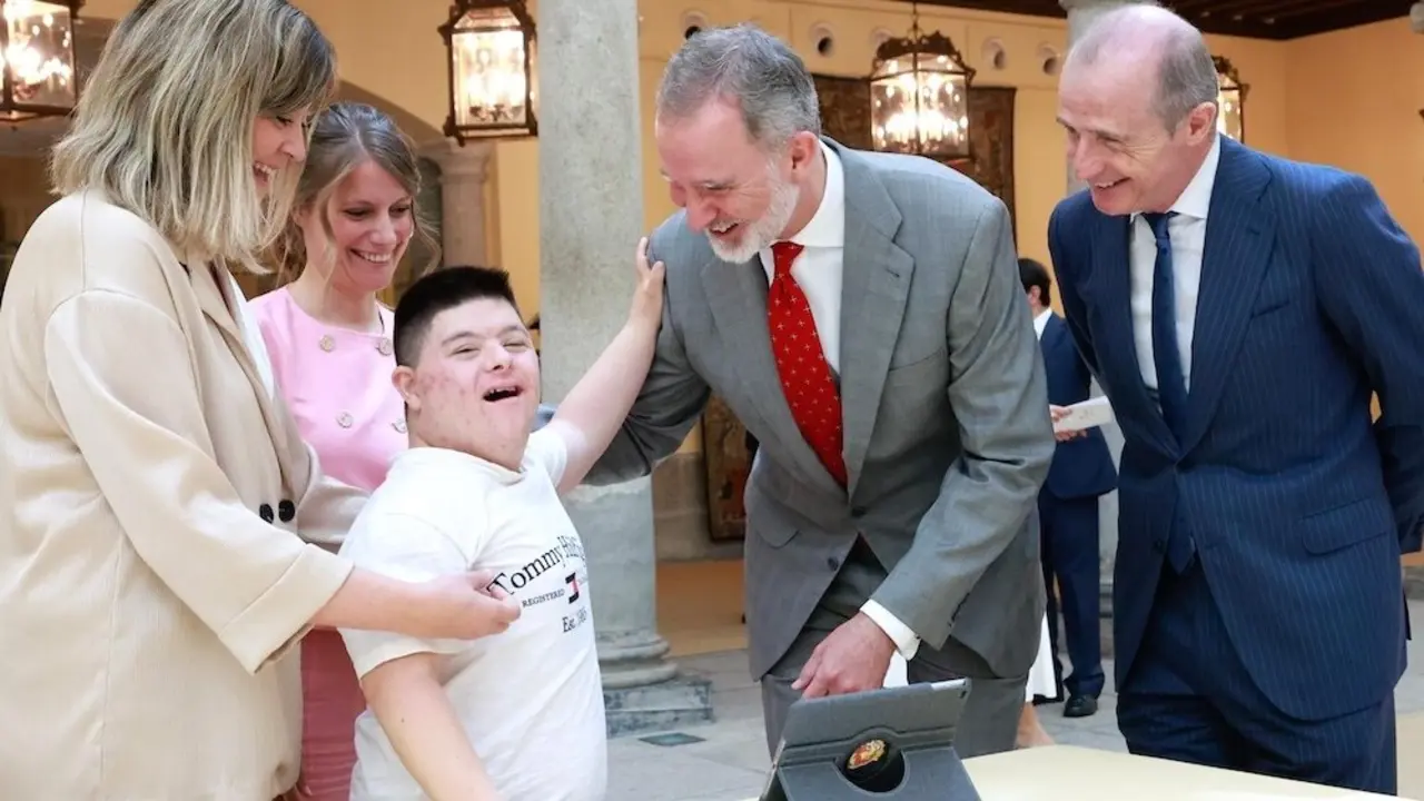Felipe VI recibe a los alumnos ganadores del concurso '¿Qué es un Rey para ti?'