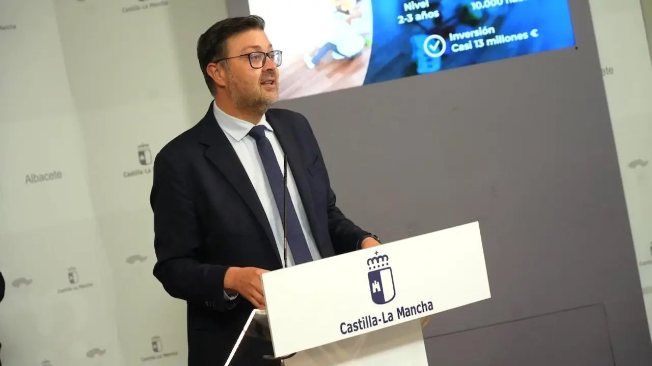 El consejero de Educación, Cultura y Deportes de Castilla-La Mancha, Amador Pastor, este lunes en rueda de prensa en Albacete