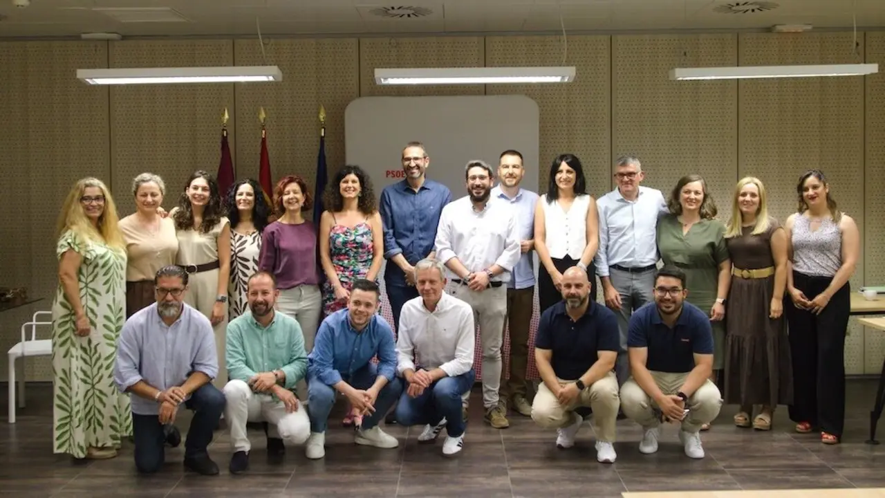 Reunión de diputados y diputadas del grupo parlamentario el PSOE en las Cortes de Castilla-La Mancha con concejales y concejalas del grupo municipal socialista en el Ayuntamiento de Azuqueca de Henares, con la presencia del secretario de Organización del PSOE regional, Sergio Gutiérrez, y el secretario provincial del PSOE de Guadalajara, Pablo Bellido