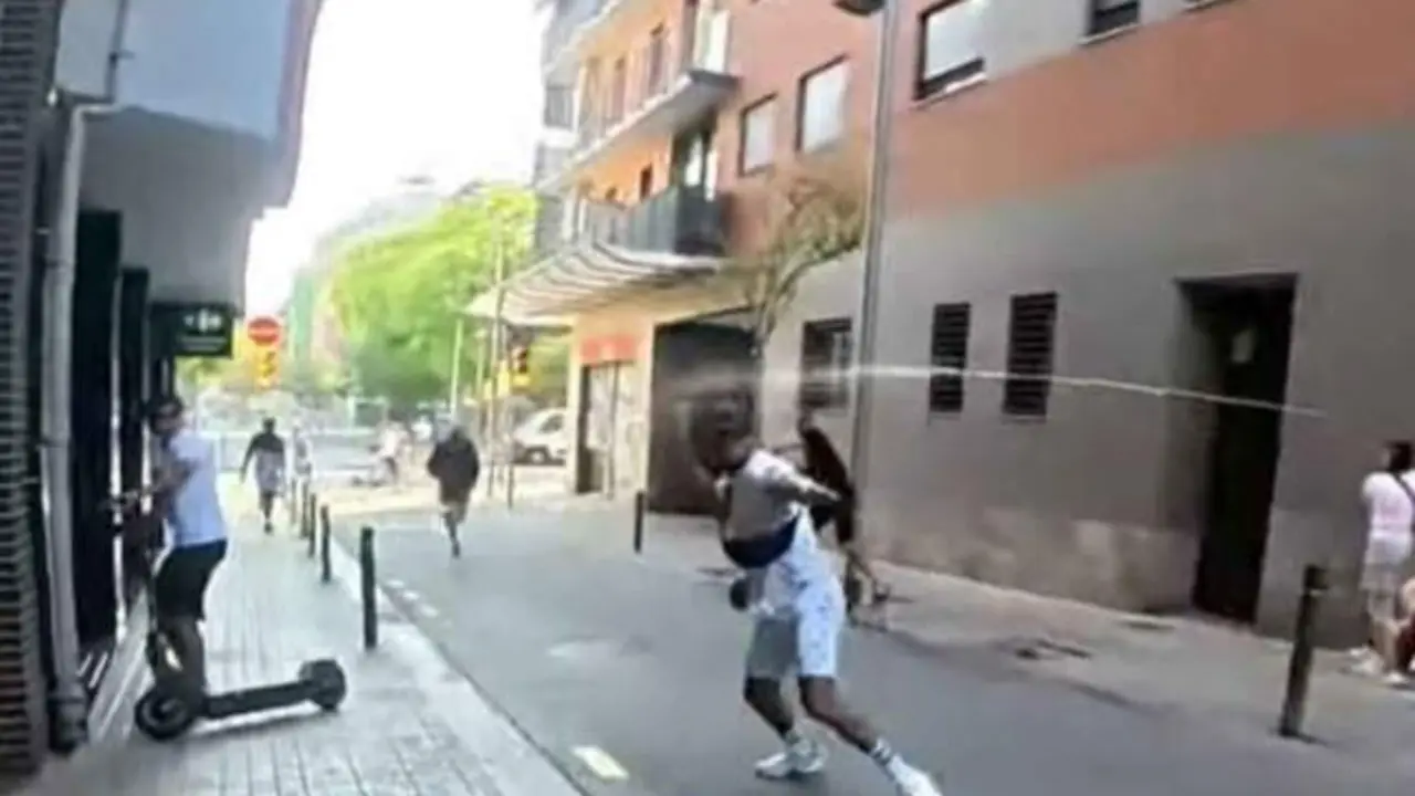 Abren la cabeza a un youtuber en un directo atacándolo con palos y armas blancas