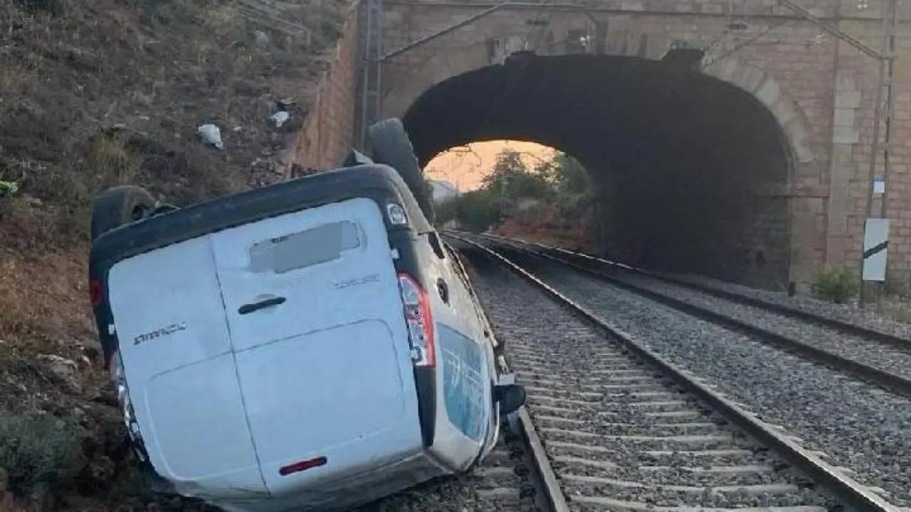Muere el conductor al caer su furgoneta ocho metros hacia las vías del tren