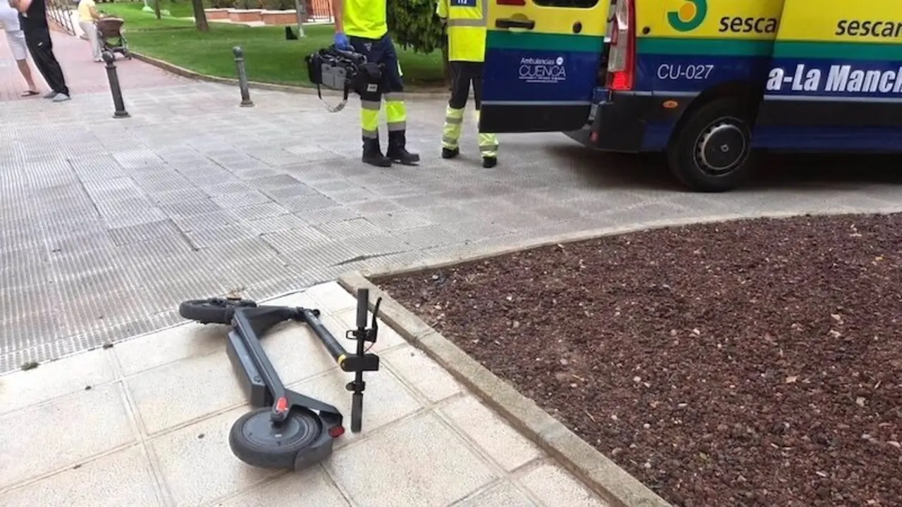 Una menor herida tras caer de un patinete en el que iban dos pasajeros en Cuenca