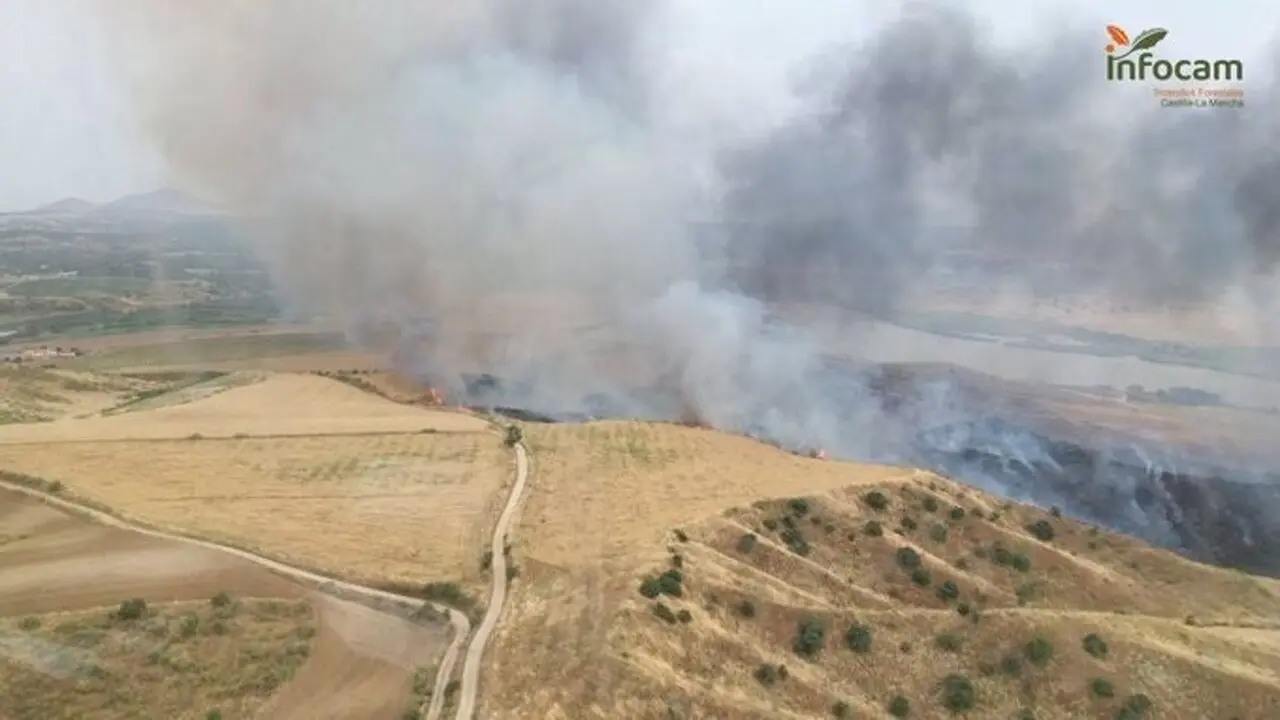 Un incendio forestal en Burujón (Toledo) obliga a evacuar durante la noche a 33 personas