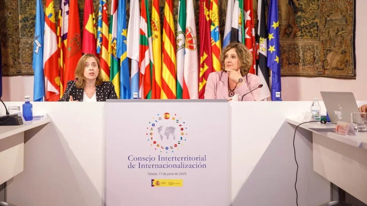 La secretaria de Estado de Comercio, Amparo López, junto a la consejera de Economía, Empresas y Empleo de Castilla-La Mancha, Patricia Franco, durante el Pleno del Consejo Interterritorial de Internacionalización que se ha celebrado este miércoles en Toledo
