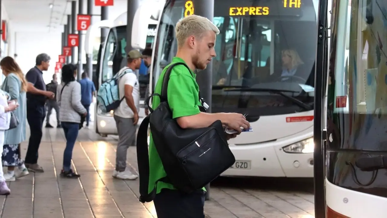 transporte de viajeros en autobús, estación, autobuses, abono joven, jóvenes, viajero