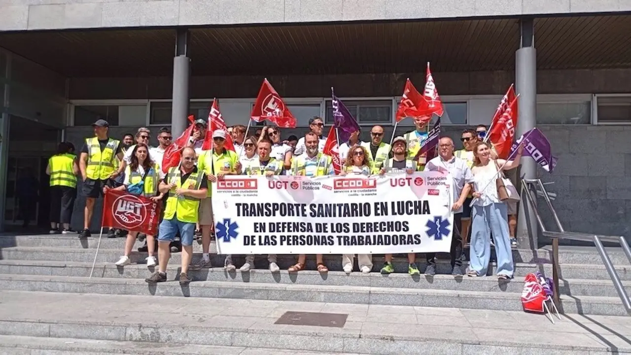 El transporte sanitario prosigue su paro con un seguimiento "masivo", según los sindicatos
