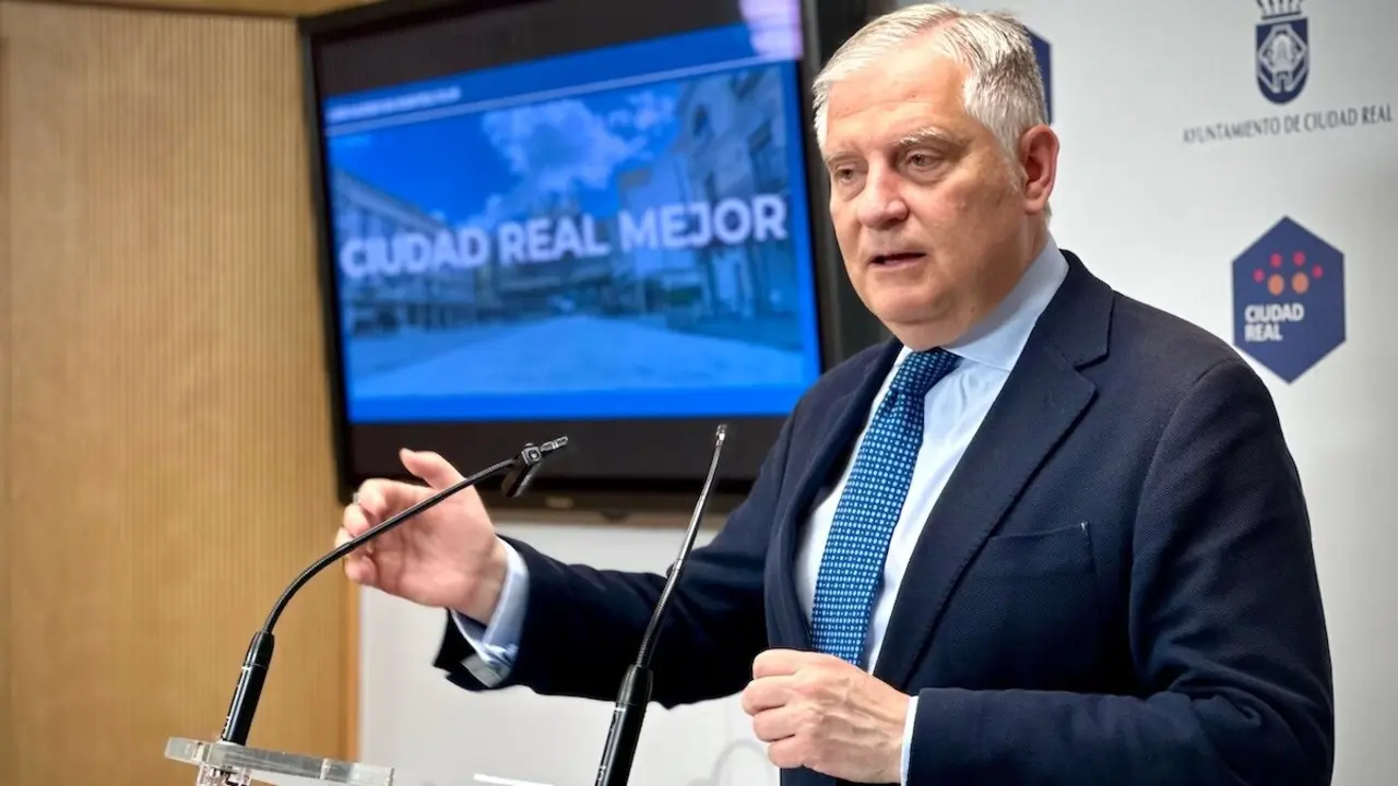El alcalde de Ciudad Real, Francisco Cañizares, durante la rueda de prensa que ha ofrecido en el Consistorio