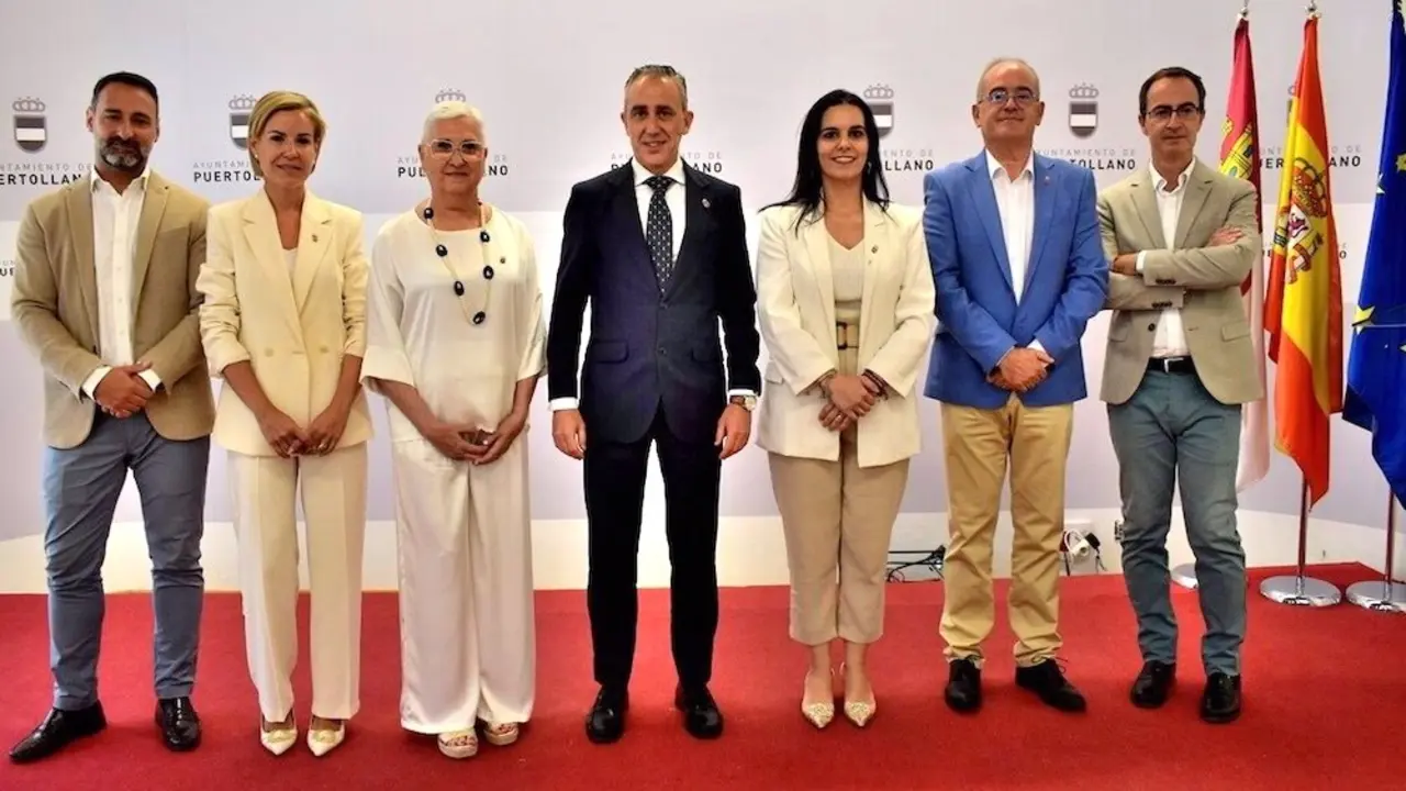El alcalde de Puertollano (Ciudad Real), Miguel Ángel Ruiz, acompañado de su equipo de gobierno