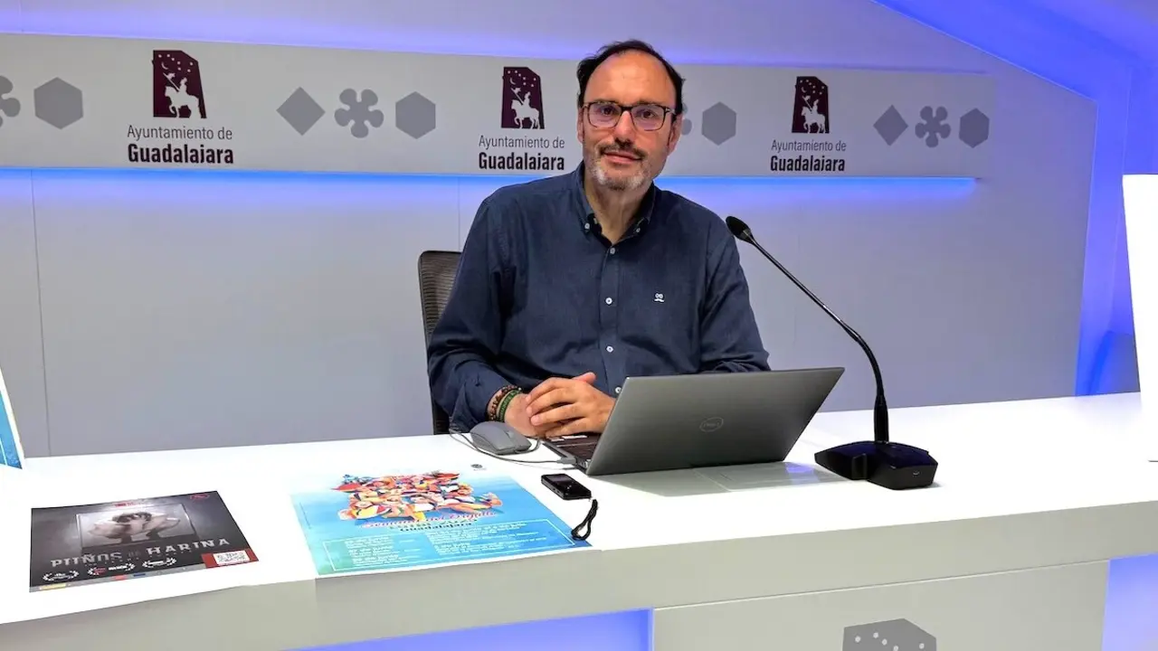El concejal de Igualdad de Guadalajara, Roberto Narro, ha presentado el cartel y la programación de actividades por el Día del Orgullo LGTBI